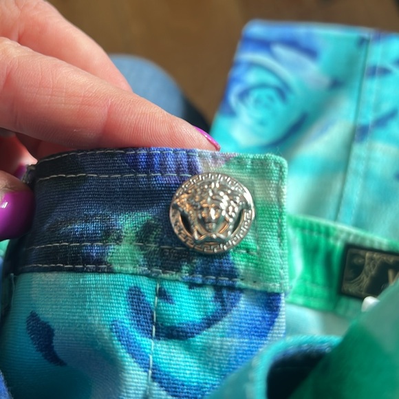 💥Gianni Versace Jeans - EUC - Beautiful Medusa Button Green Blue Rose Print - Picture 8 of 8